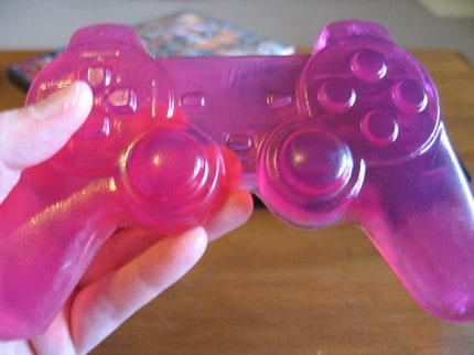 Controle de Playstation feito de sabão