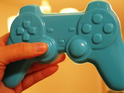 Herní ovladač Playstation vyrobený z mýdla