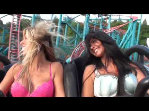 Hot Babes Test Bras on a Roller Coaster - BH Test in der Achterbahn