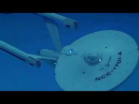 Starship Enterprise flyr under vann