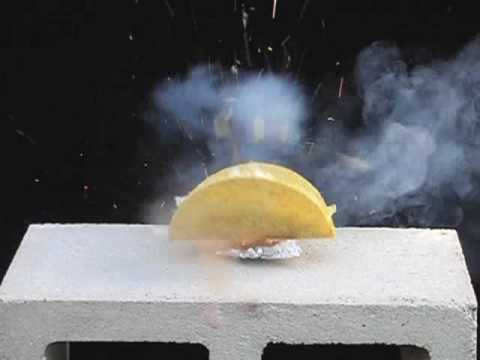 Tacos crocantes explodindo em câmera lenta