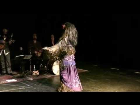 Břišní tanečnice Wookie skáče ke klingonské kapele