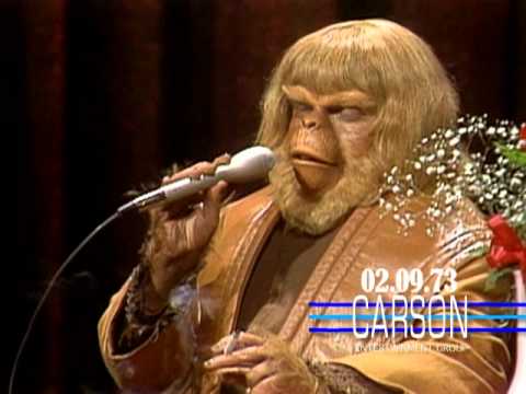 Paul Williams poje v svojem kostumu "Planet of the Apes" v "The Tonight Show"