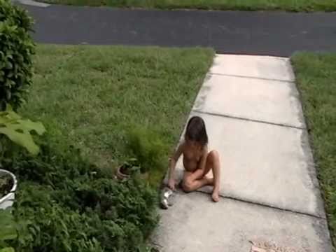 Das kleine Mädchen und ihr Eichhörnchen