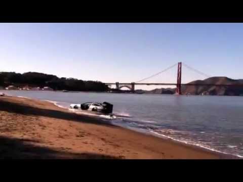 DeLorean Hovers junto al puente Golden Gate