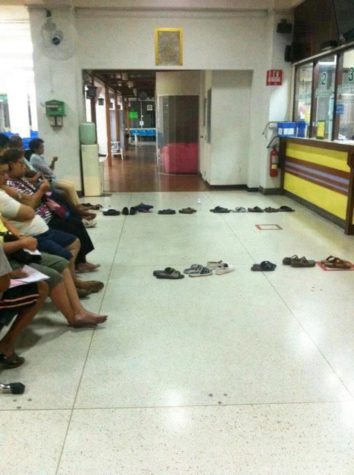 Wie man auf den Philippinen Schlange steht