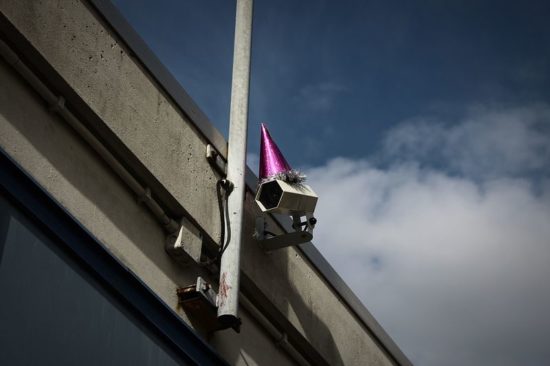 George Orwell's verjaardagsfeest - feestmutsen voor beveiligingscamera's