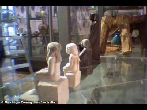 Forntida egyptisk staty rör sig som genom ett trollslag