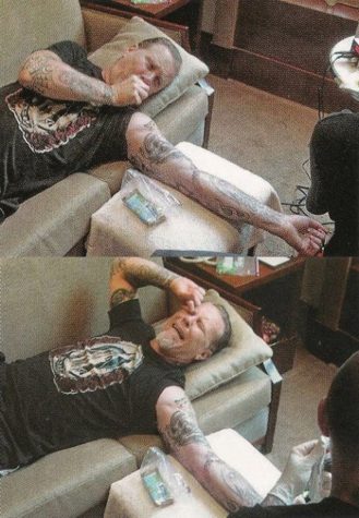 James Hetfield si fa un tatuaggio