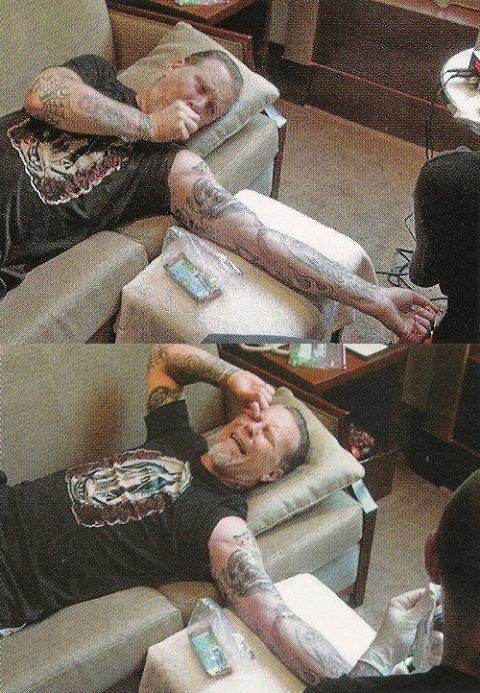 James Hetfield haciéndose un tatuaje