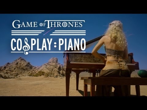 Daenerys spielt Game of Thrones Theme auf dem Klavier