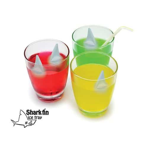 Eiswürfel in Form einer Haifischflosse