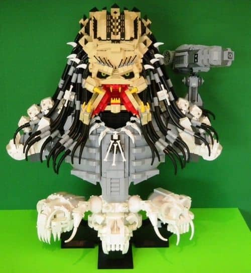 Busto de predador feito de Lego
