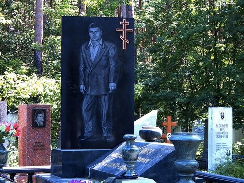 Russische Mafia Grabsteine