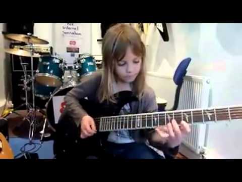 Jong meisje doodt de gitaar