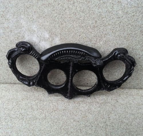 Dieser Alien Xenomorph Ring wird zum Schlagring