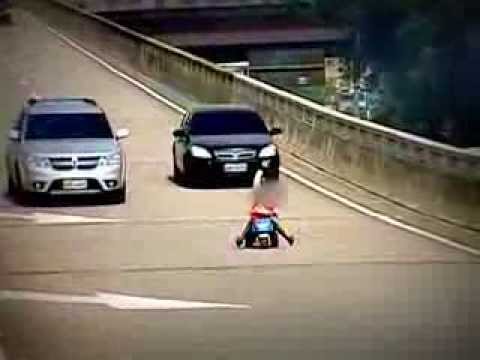 Achtjarige rijdt op zijn driewieler op de snelweg