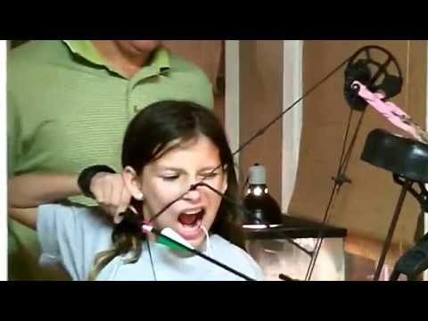 Kleines Fräulein zieht sich einen Zahn mit Pfeil und Bogen