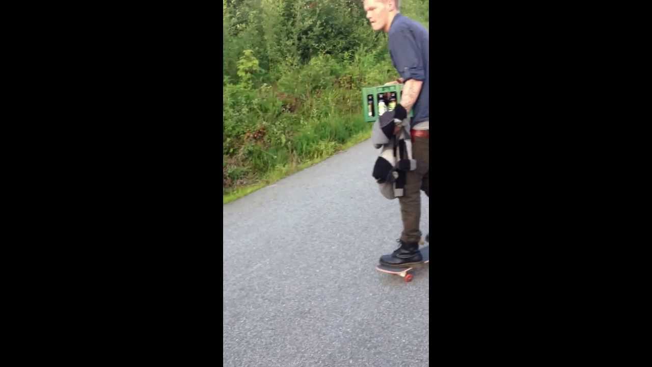 Skateboard fahren mit Bierkiste
