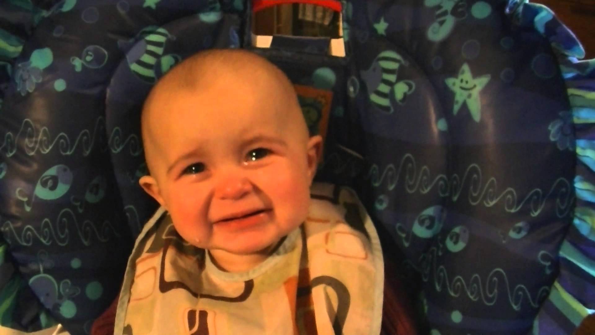 O bebê derrama lágrimas de emoção enquanto a mãe cantava