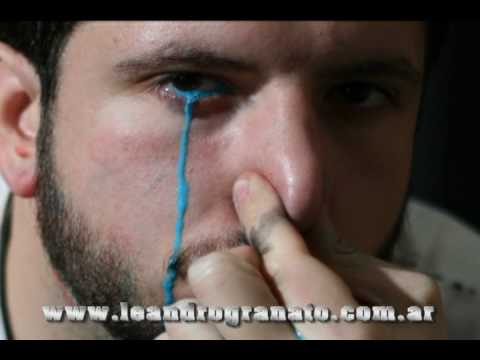 Leandro Granato weint Farbe auf Leinwände, die er durch die Nase gezogen hat