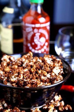 Conas uisce beatha a dhéanamh Sriracha Carmel Popcorn