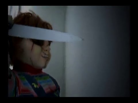 Chucky greift unschuldige Passanten an einer Bushaltestelle an