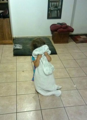 Kinder beim Verstecken spielen