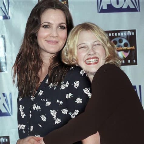 Drew Barrymore - Prominente zusammen mit ihren jüngeren sich selbst auf einem Foto