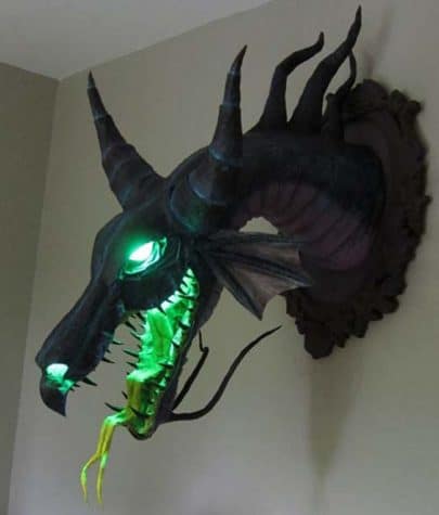 Dornröschens "Maleficent" als Pappmaché Drache