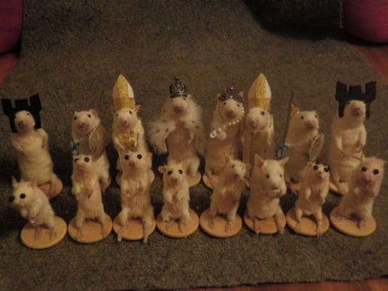 Schach-Set aus ausgestopften Mäusen