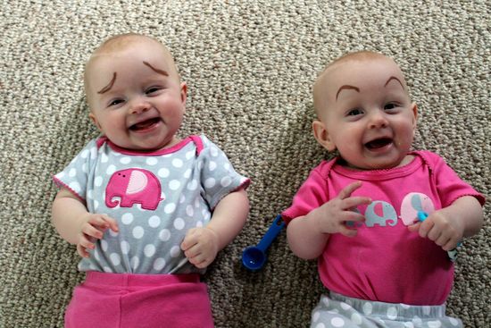 Babys mit künstlichen Augenbrauen