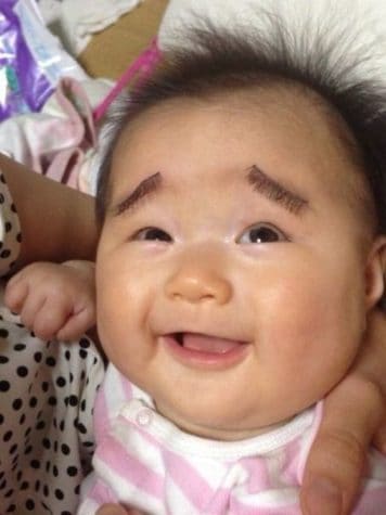 Babys mit künstlichen Augenbrauen