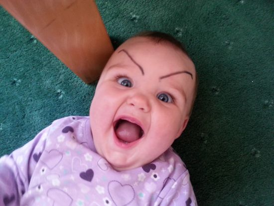 Babys mit künstlichen Augenbrauen