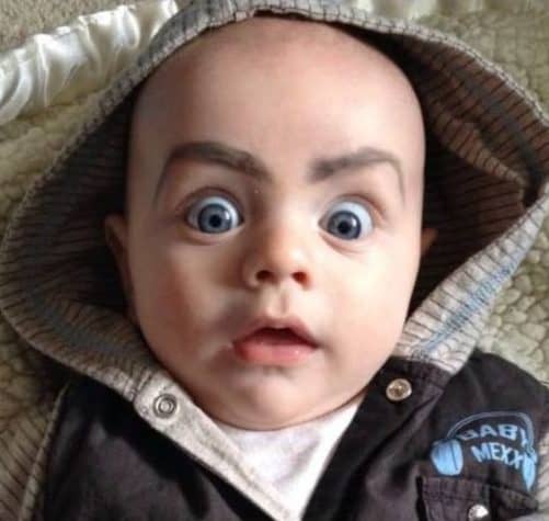 Babys mit künstlichen Augenbrauen