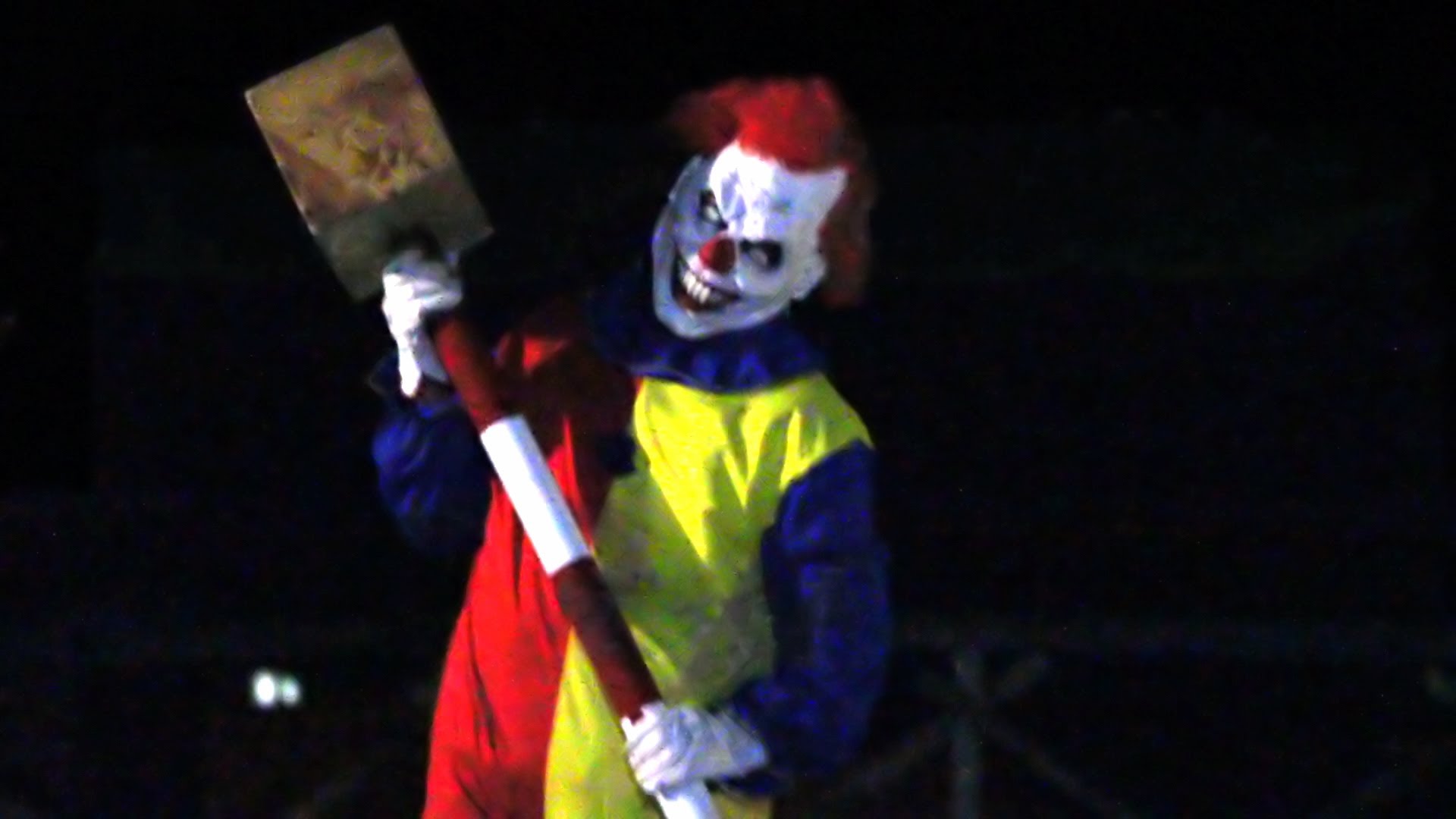 Grausame und blutige Streiche mit dem Killer Clown