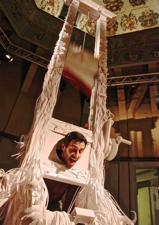 Lebensgrosse, funktionierende Guillotine komplett aus Papier