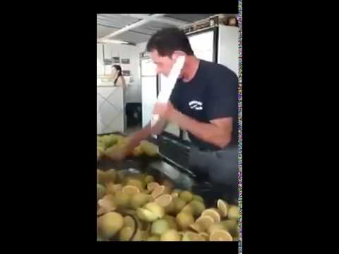 Deze echte fruitninja beheerst de kunst van het snijden van citroenen
