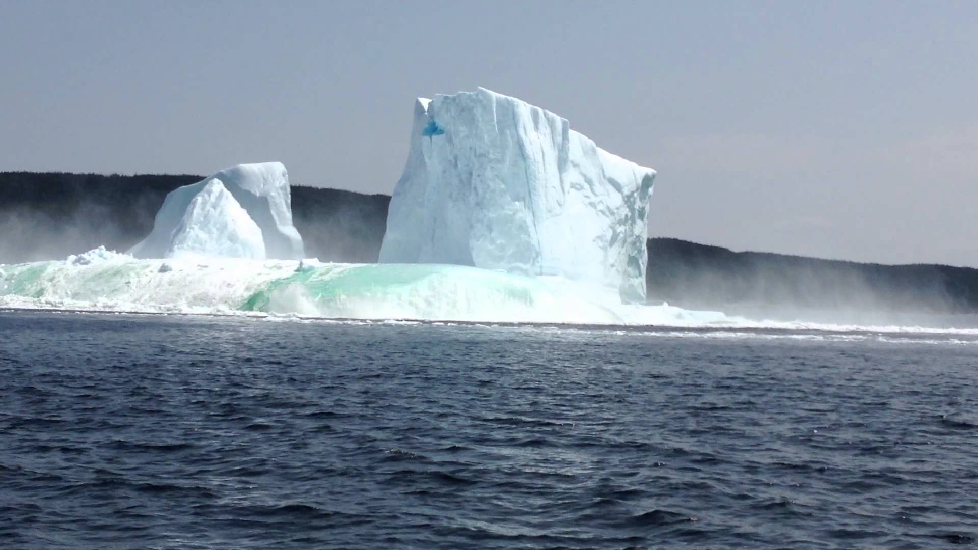 Uma ponte de iceberg em colapso seguida por uma onda gigante