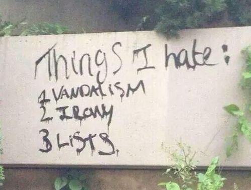 Asiat, joita vihaan: ilkivalta, ironia, luettelot