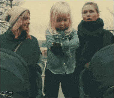 Spagat zwischen zwei Kinderwagen