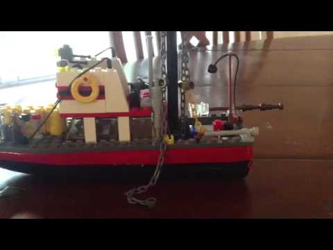 Kind zeigt sein Lego Orca aus "Der weisse Hai"