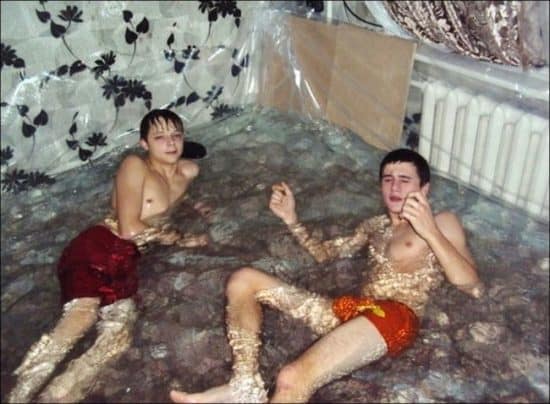 الروس يحولون غرف المعيشة إلى حمامات سباحة