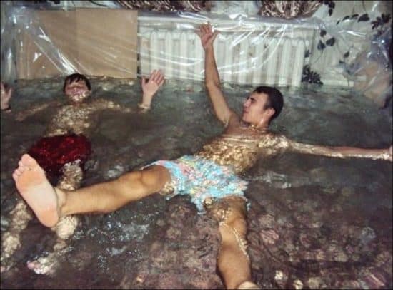 Russians turn living room into swimming pool