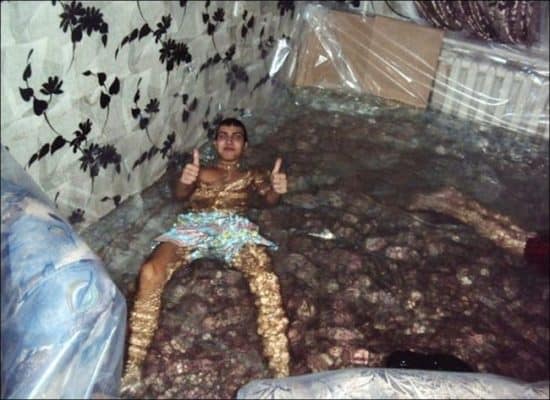 Russen verwandeln Wohnzimmer in Swimmingpool