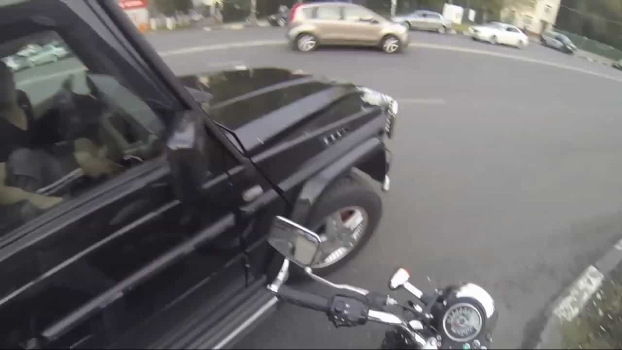 dieses maedchen auf einem motorr