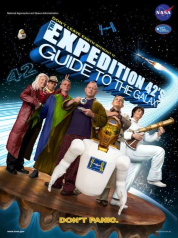 ISS Crew stellt Filmposter zu "A Hitchiker's Guide To The Galaxy" nach