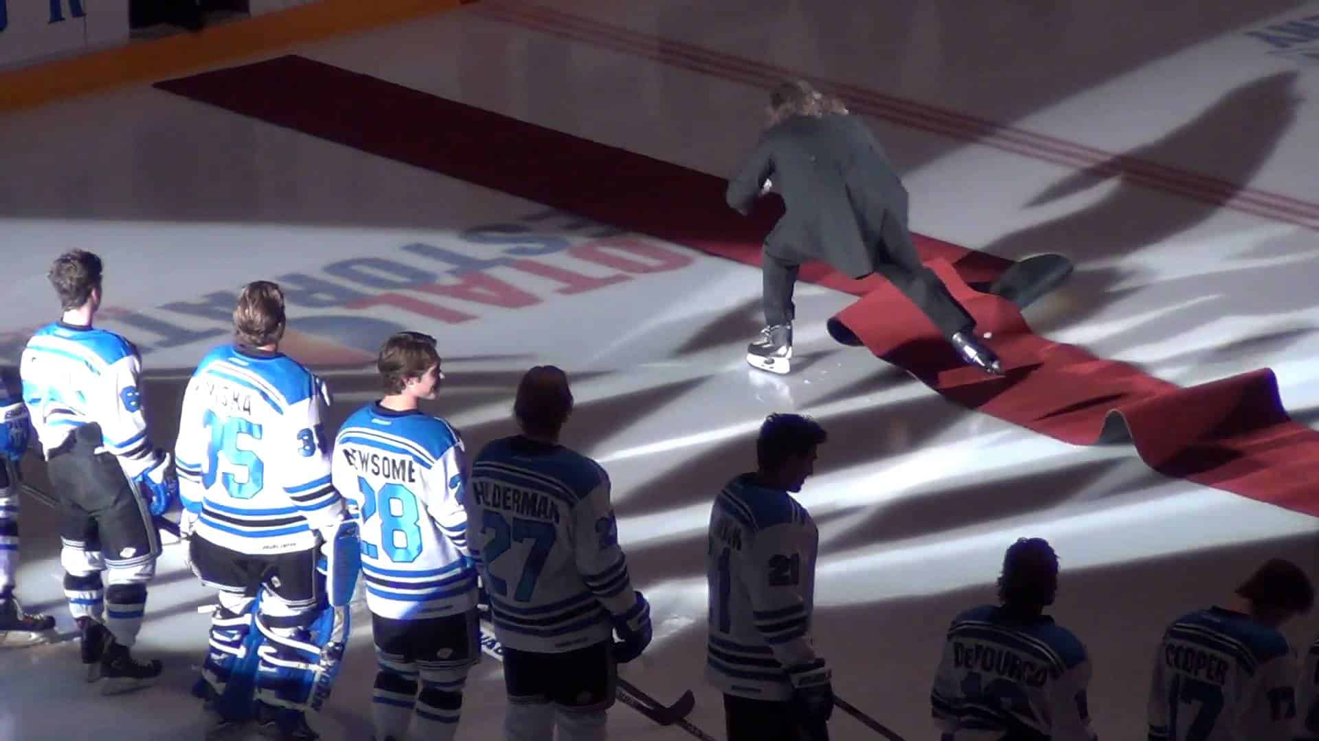 Slapstick at an ice hockey match: "Oh Canada" On Ice