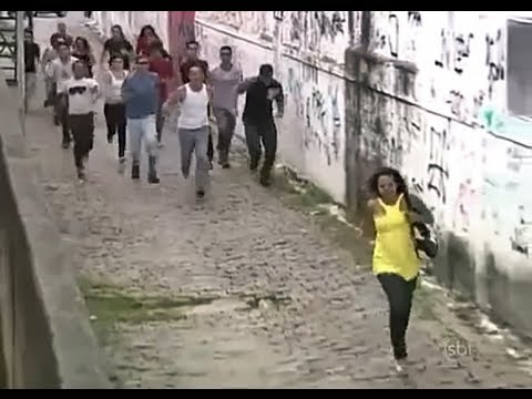 Fussgänger von Ghetto Gang verfolgt