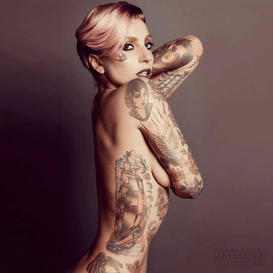Artista tatúa celebridades usando Photoshop